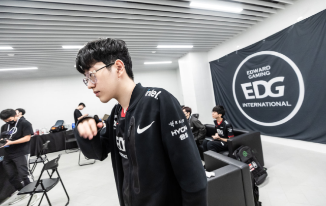 第一脚斜向 第一脚斜向