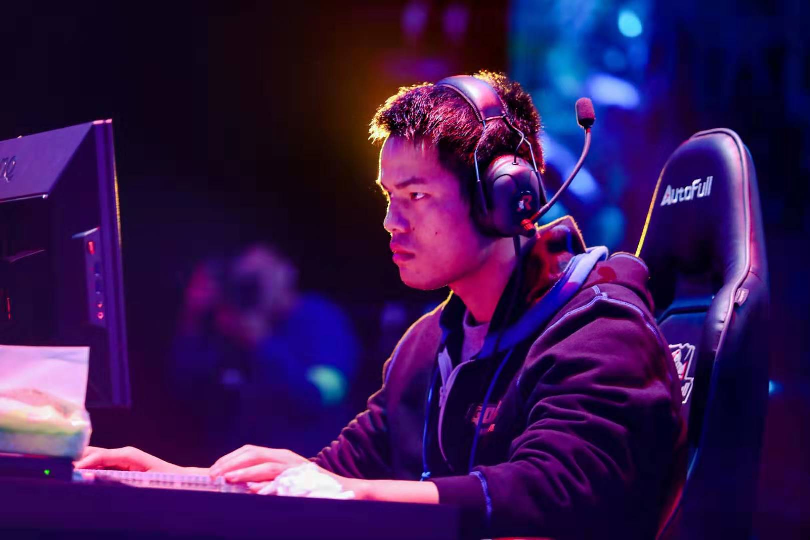 迫使其下一 迫使其下一